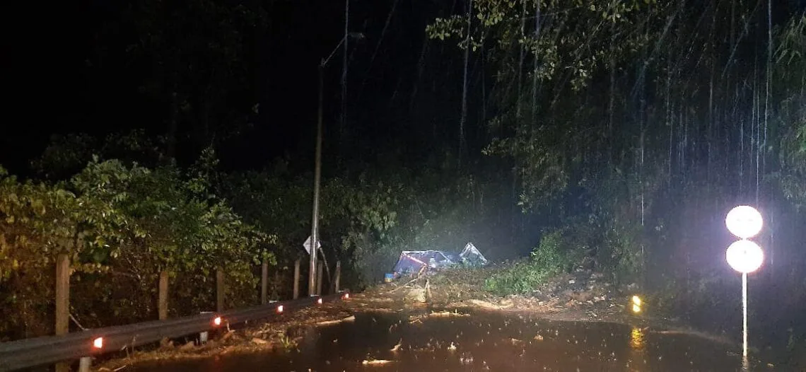 Emergencia en el sur- oriente de Boyacá por fuertes lluvias. Un vehículo quedó sepultado tras deslizamiento  