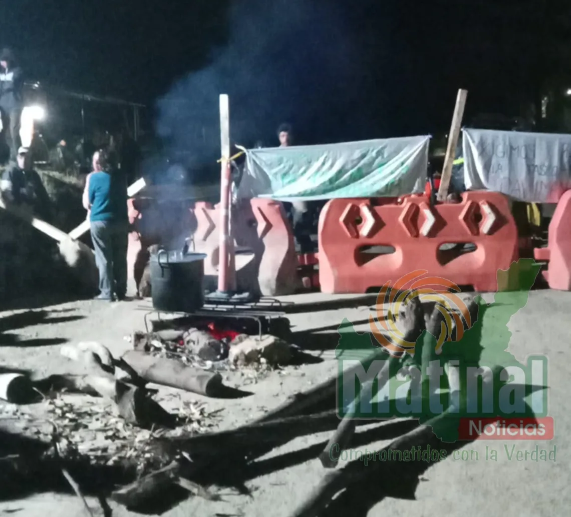 Comunidad en acto de protesta bloquea la vía Tasco - Paz de Río