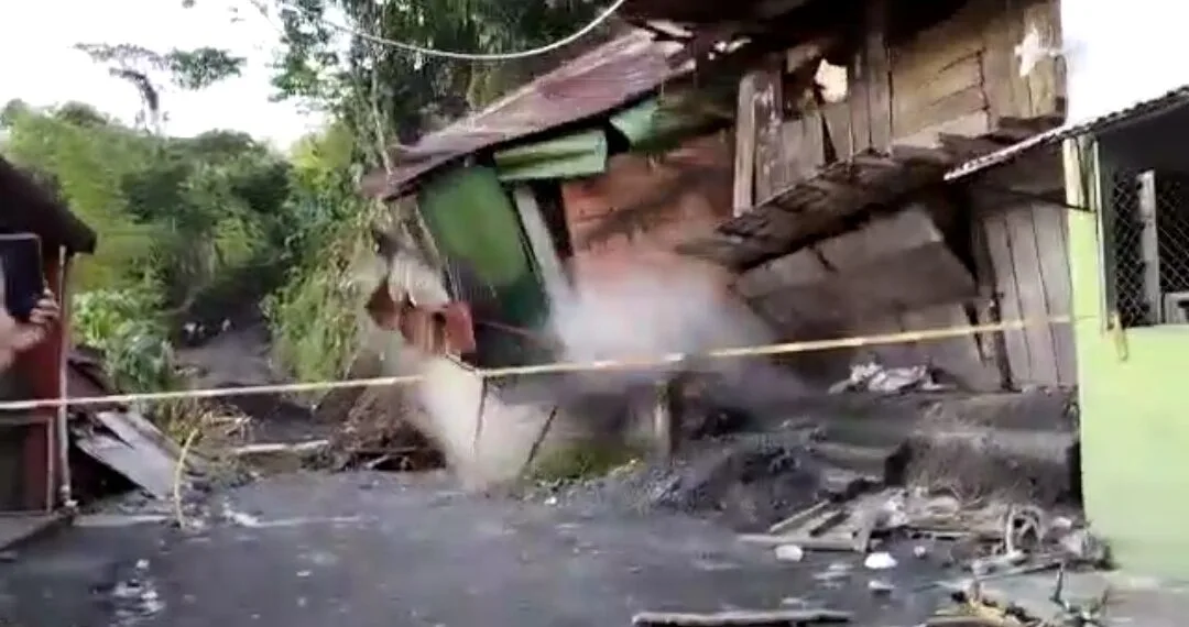 Varias viviendas colapsaron tras deslizamiento en zona rural de Muzo. Comunidades alertan mayor riesgo.  