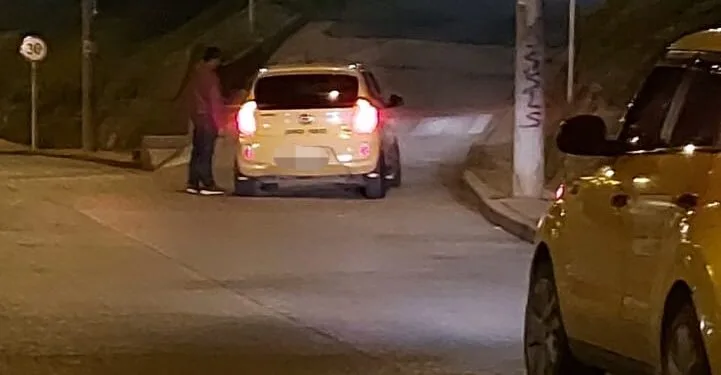 Con arma blanca, taxistas en Tunja atacaron un vehículo particular a quien confundieron con un Uber