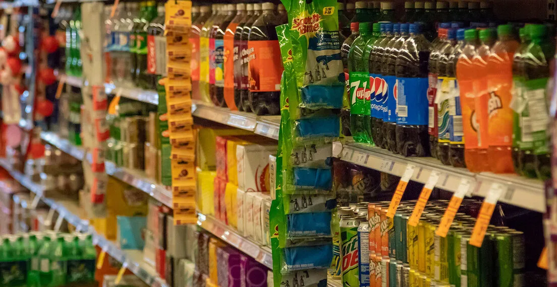 Impuesto busca desincentivar el consumo de bebidas azucaradas y alimentos ultraprocesados