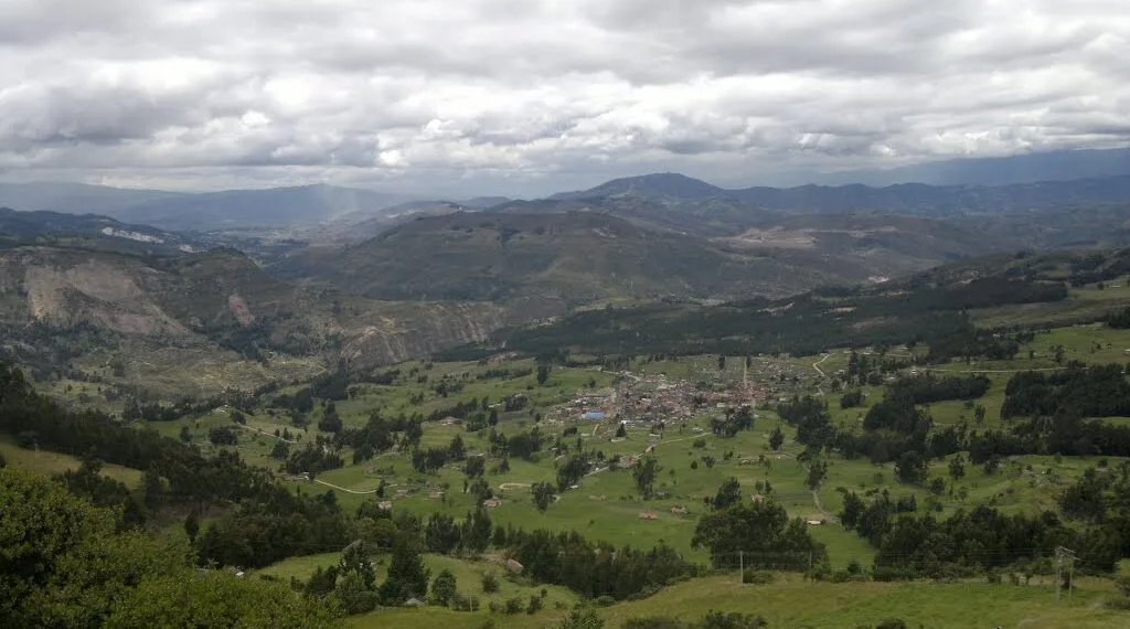 Difícil situación para decenas de familias en Gámeza tras remoción en masa que amenaza a medio municipio.