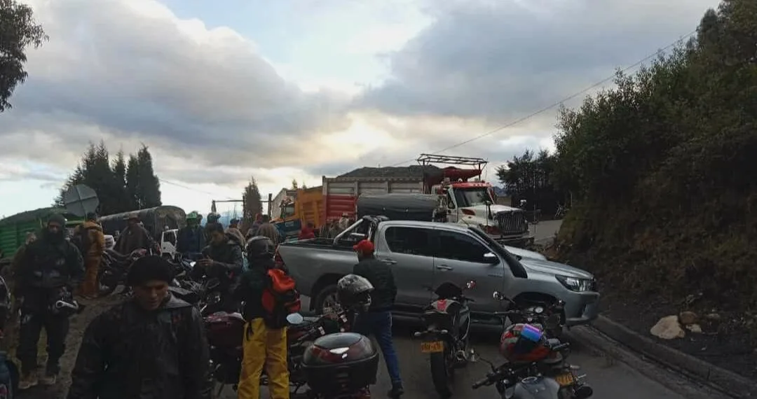 Como acto de protesta comunidades bloquean la vía Socotá - Socha  