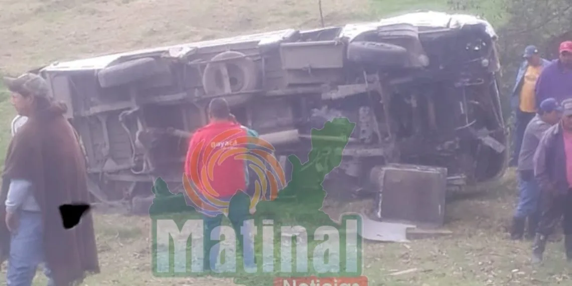 Bus de ruta escolar rodó por un barranco en zona rural de Ventaquemada