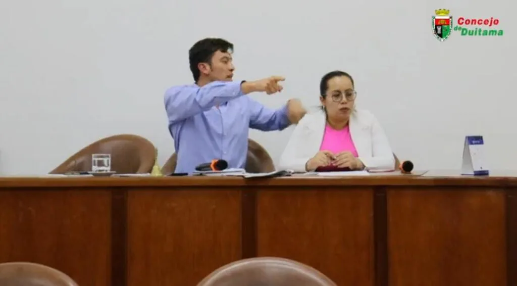 Polémica en Duitama, En medio de Sesión el presidente del Concejo Municipal quitó el uso de la palabra y ordenó silenciar el micrófono a la única mujer de la corporación.