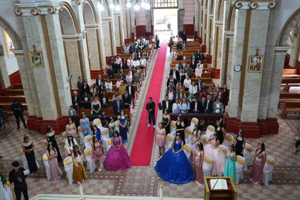 Jenesano celebra por primera vez los 15 años de 26 niñas en una emotiva y grandiosa ceremonia