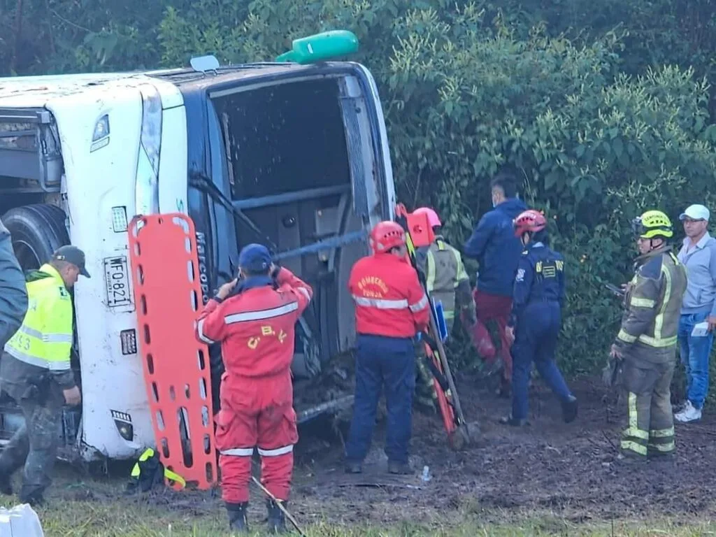 Tragedia vial en Boyacá: Bus interdepartamental con 22 personas a bordo  sufrió accidente en la vía Arcabuco - Moniquirá 