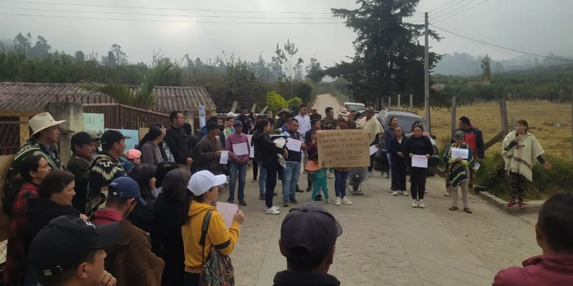 Comunidades en Nuevo Colón se mantienen en protesta exigiendo el traslado del rector de una IE