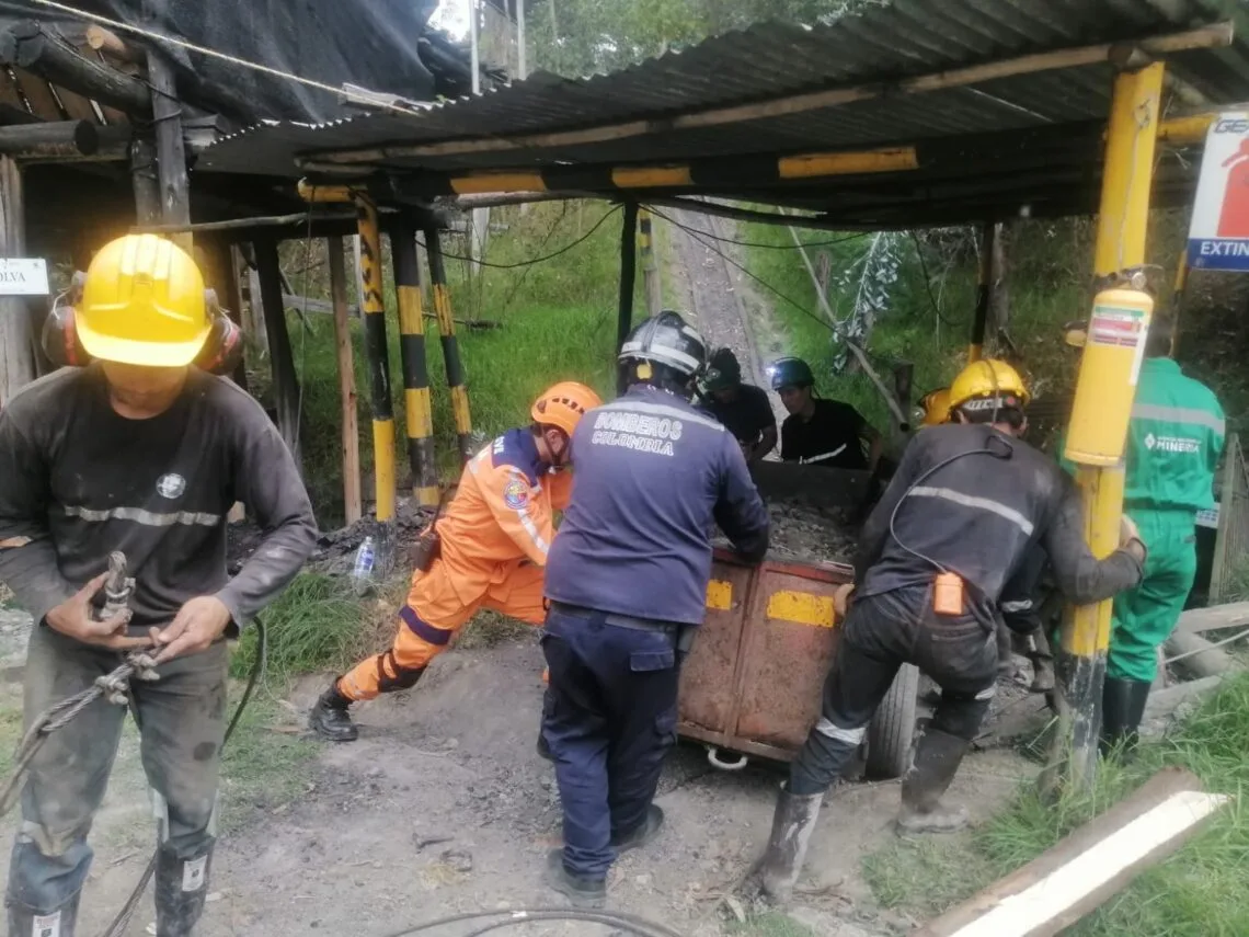 Con vida fueron rescatados tres trabajadores que habían quedado atrapados en mina de Paipa