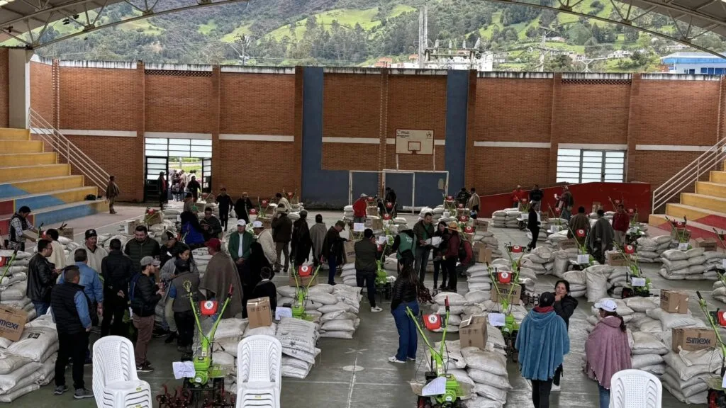 Familias de agricultores de 30 municipios de Boyacá reciben motoazadas y kits con insumos y herramientas del Programa Siembra